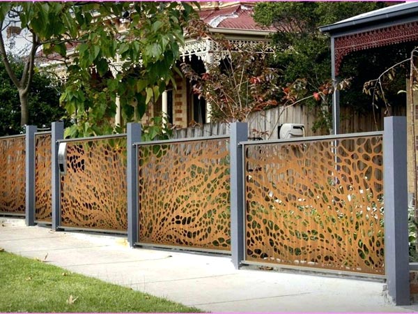 Декоративная панель из металла на заборе